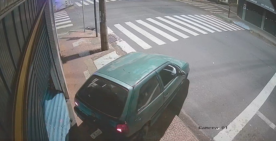 'Gangue da marcha à ré' quebra porta e arromba loja de ferragens no bairro Martins; VÍDEO