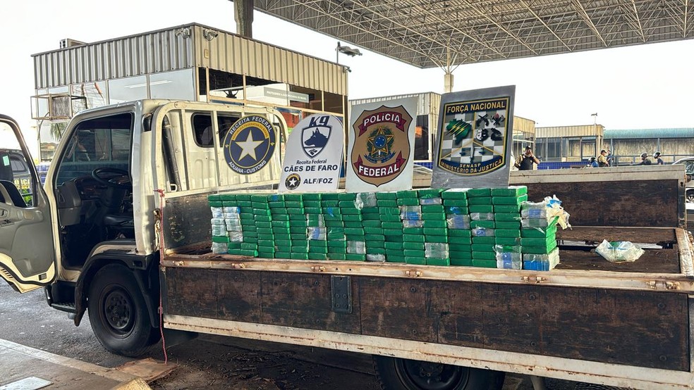 Paraguaio é preso com 180 kg de cocaína escondidos em fundo falso de caminhão na Ponte da Amizade. — Foto: Colocar crédito