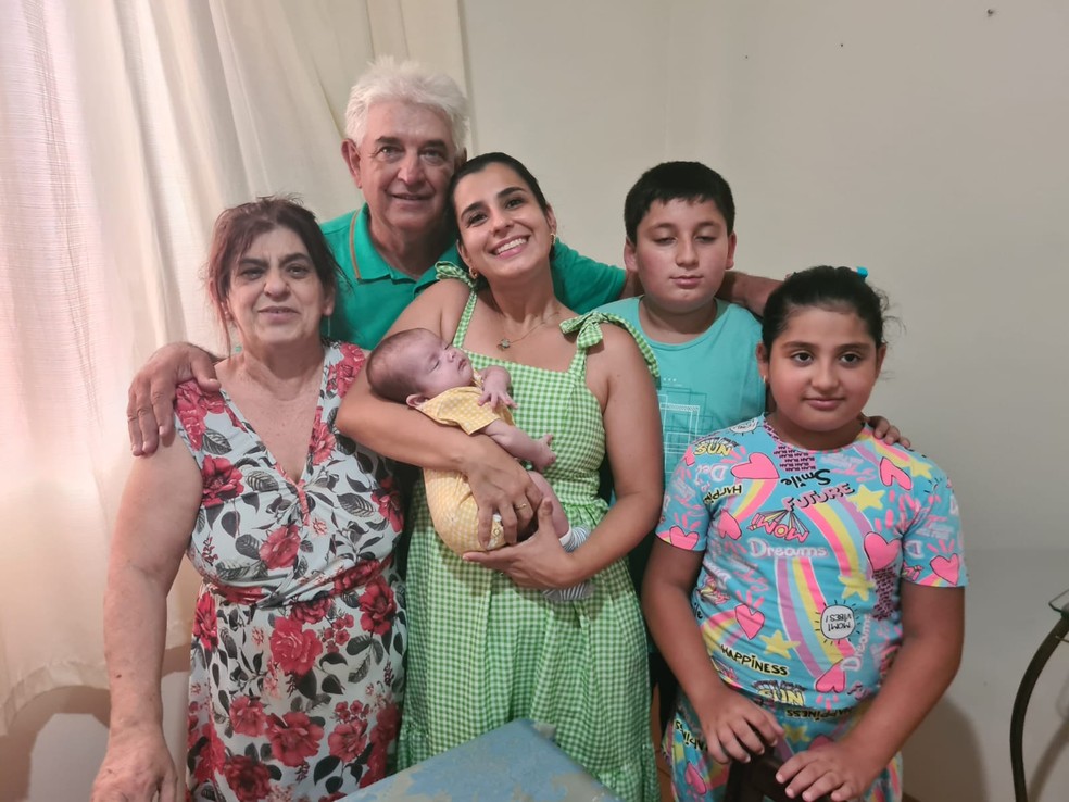 Vilma com o marido, as duas filhas Carolina e bebê Rebeca, e os netos Gabriel e Sara  — Foto: Arquivo pessoal