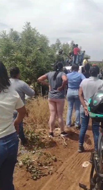 Ônibus tomba com trabalhadores em Petrolina