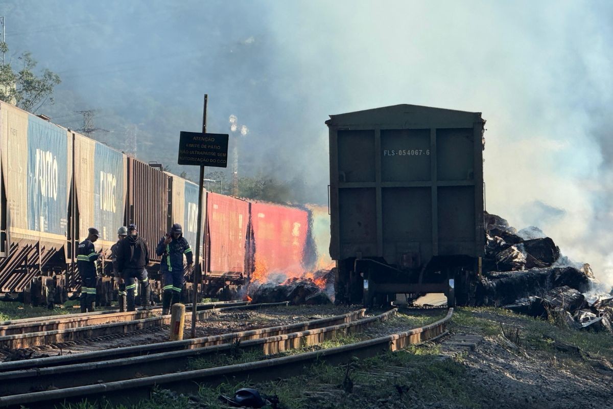 Grupo ateia fogo em trem com celulose e causa grande incêndio em SP; VÍDEO 