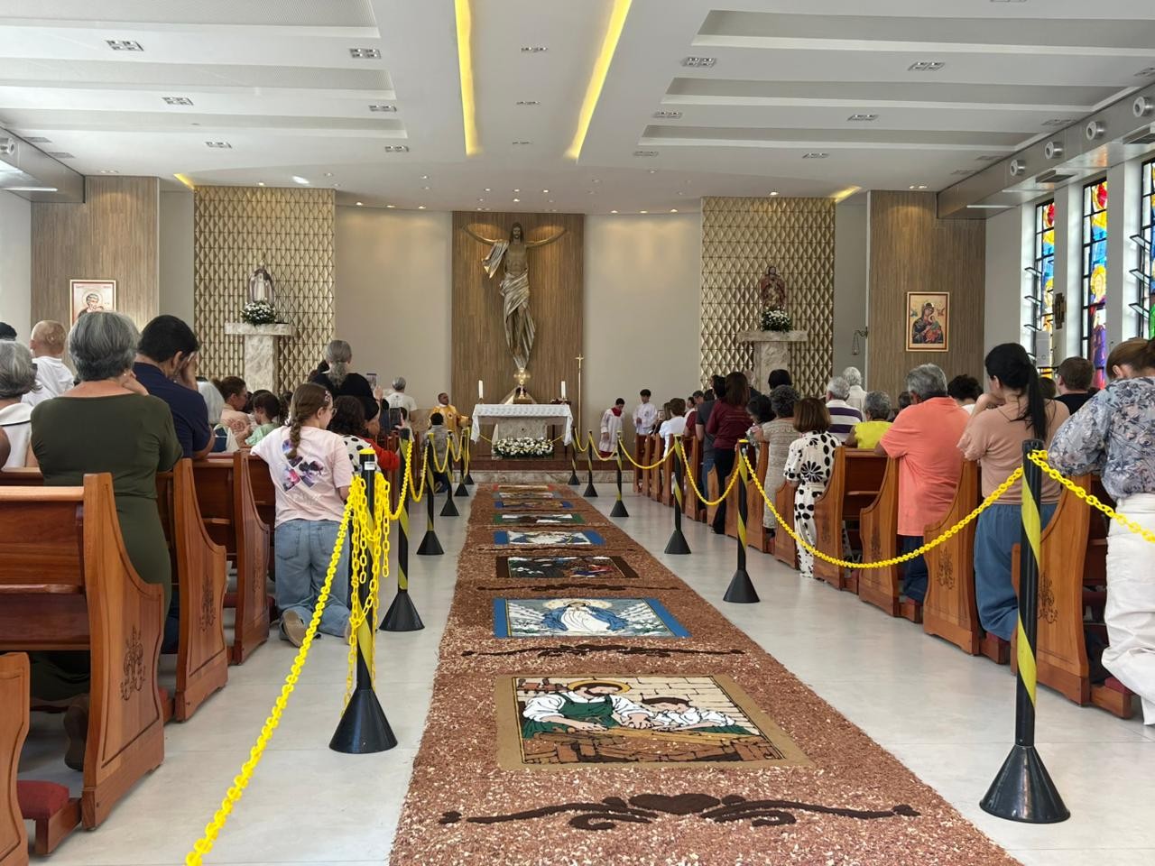 Corpus Christi: fiéis mantêm tradição com tapetes em igrejas em Natal