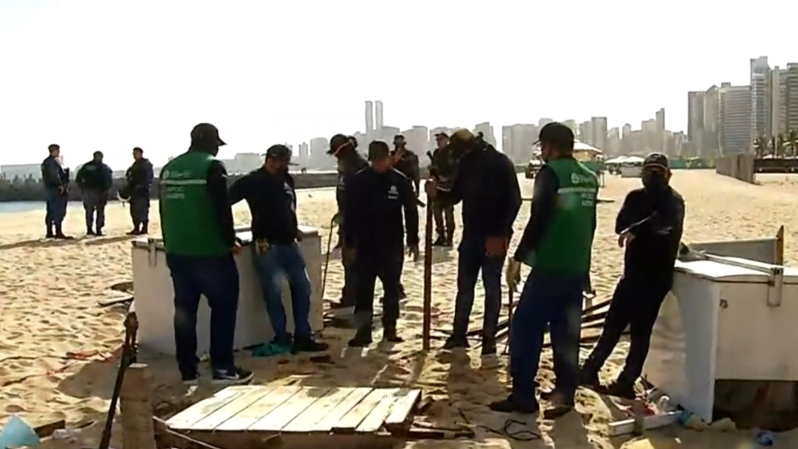 Barracas de vendedores ambulantes são removidas da Praia de Iracema pela Agefis