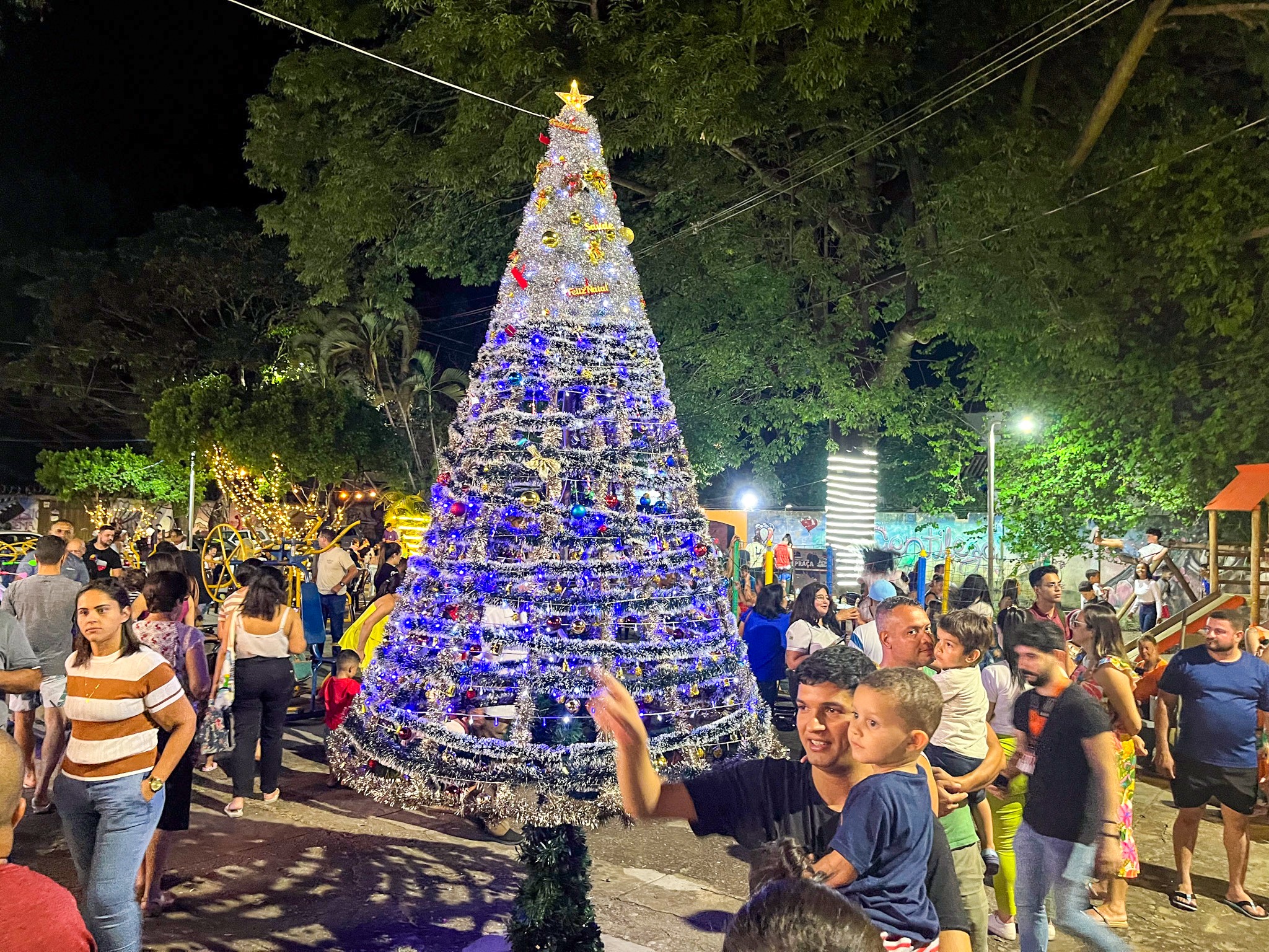 Veja fotos das decorações de Natal em Divinópolis e região