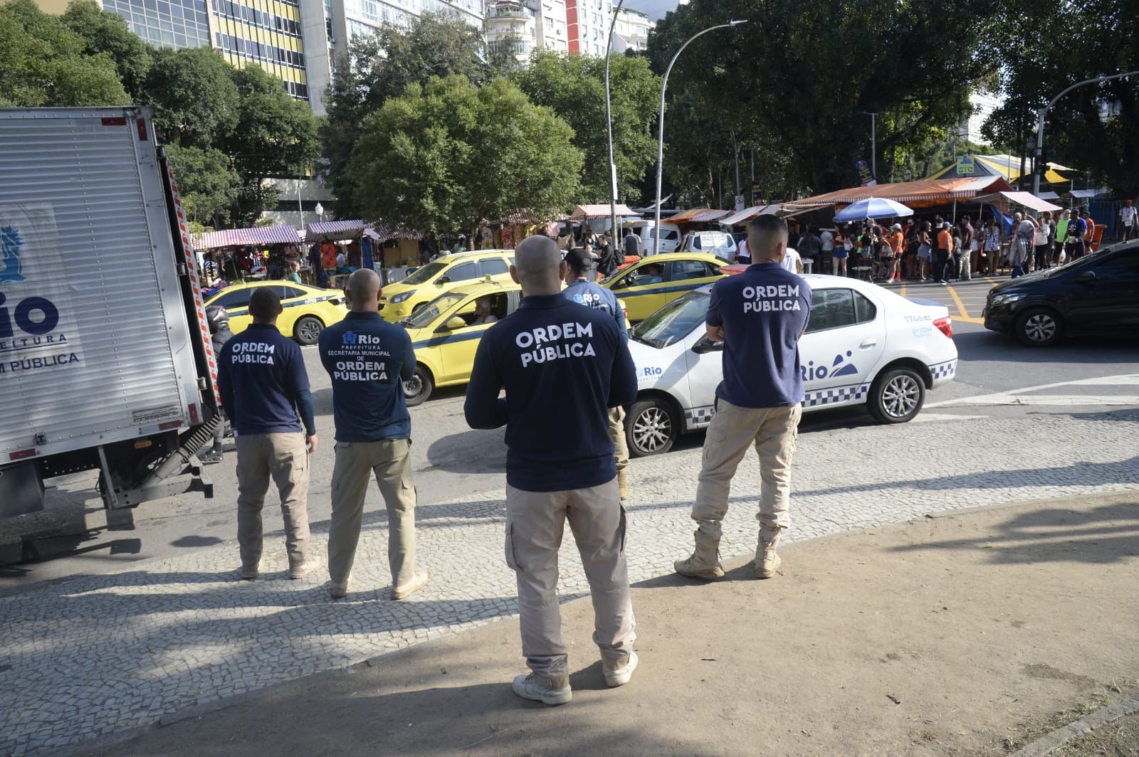 Operação de ordenamento na Feira da Glória detém três flanelinhas e aplica  mais de 70 multas