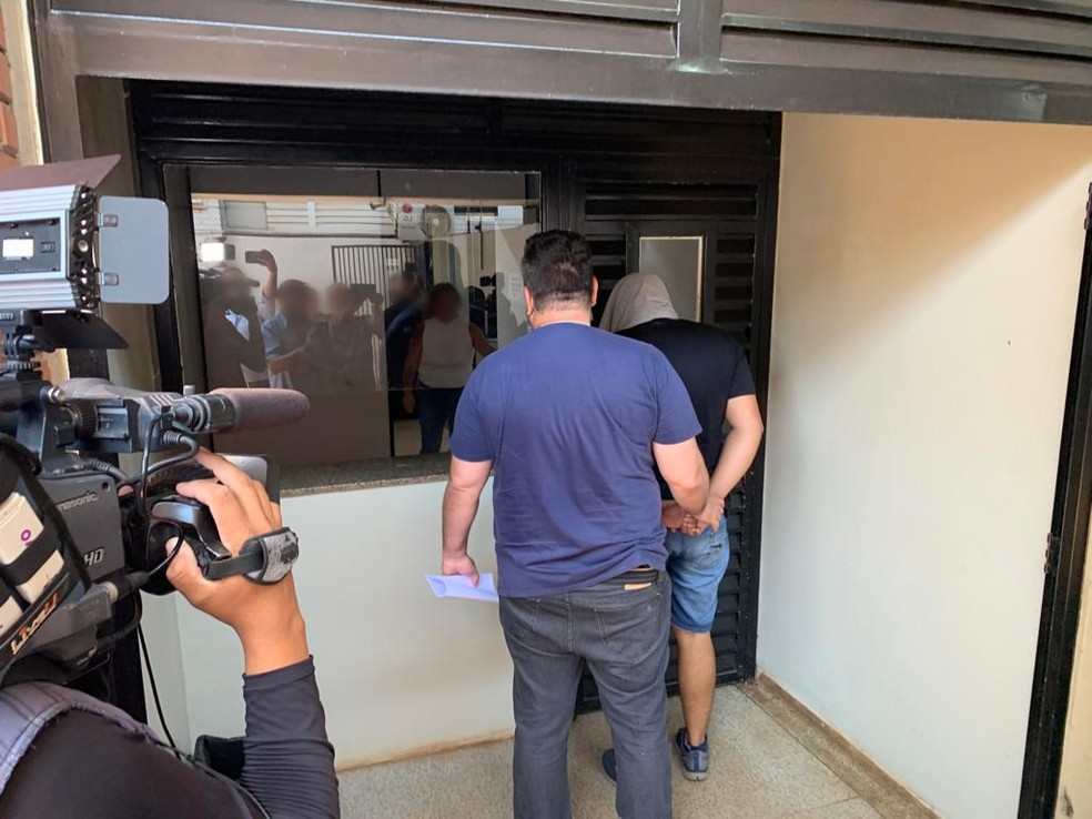 Suspeito de executar Igor Tavares dos Santos, foi encaminhado para a Delegacia de Pronto Atendimento em Dourados (Depac) — Foto: Eduardo Kotaki/TV Morena
