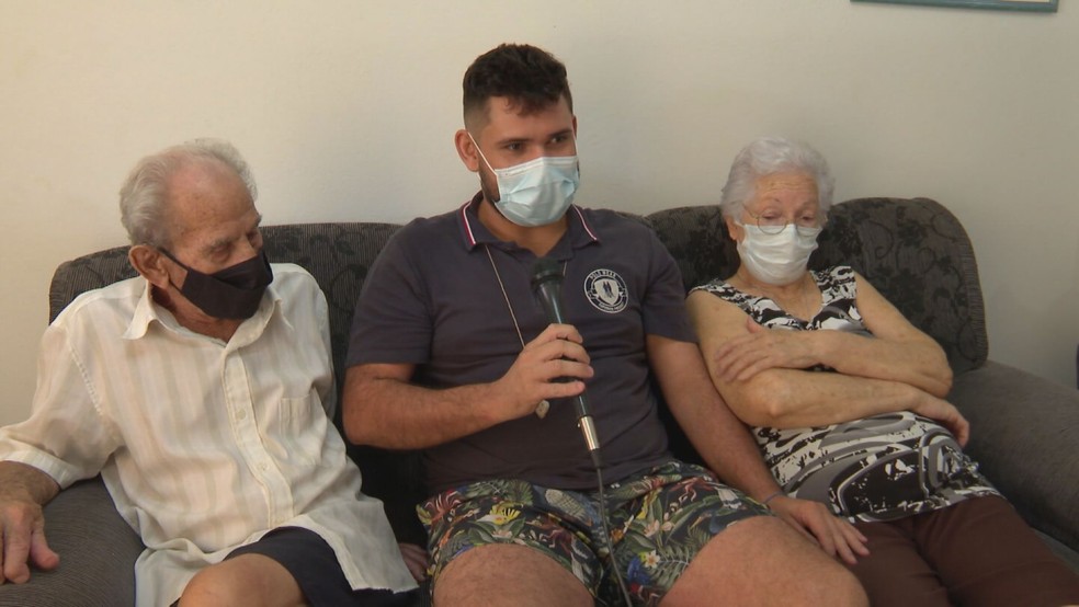 Com ajuda do neto, casal de idosos de Rincão viraliza na internet — Foto: Reprodução/EPTV