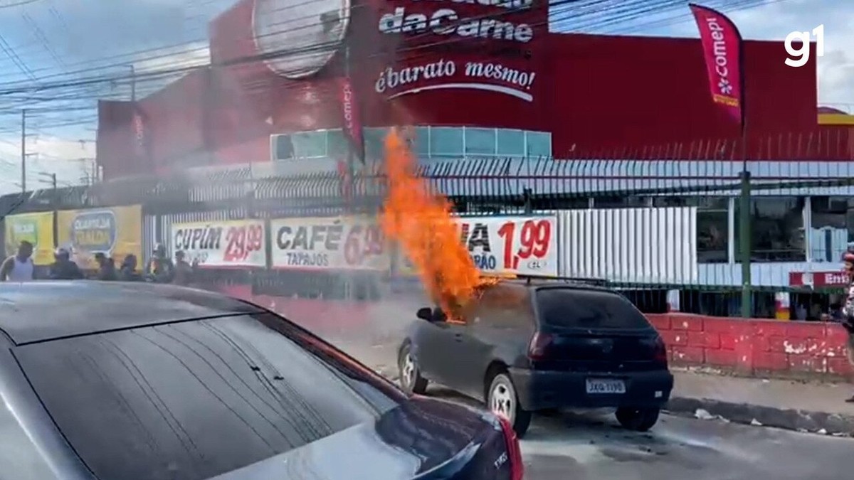 Carro consumido pelo fogo em Água Doce