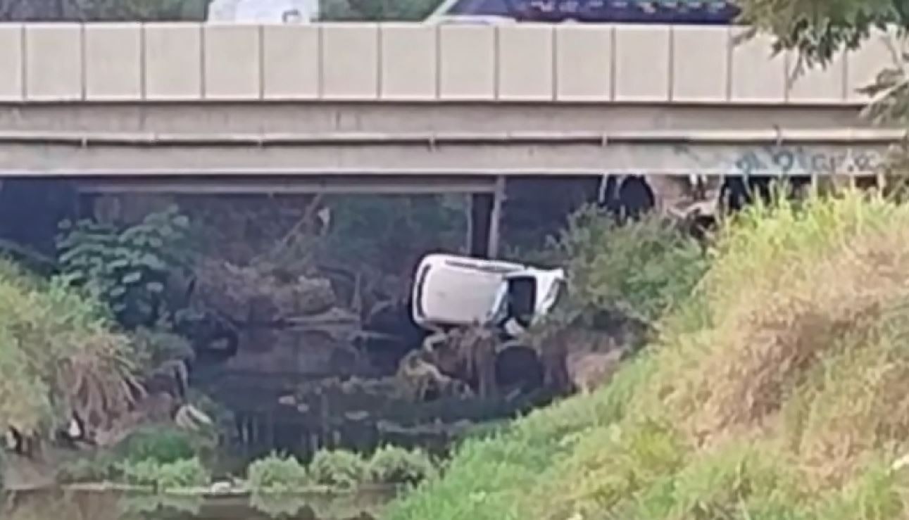 Motorista morre após perder o controle e carro cair em barranco na Santos Dumont, em Indaiatuba 