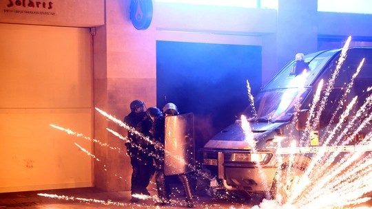 Torcedores do PSG em festa depredam mercados e saqueiam lojas de luxo em Paris -