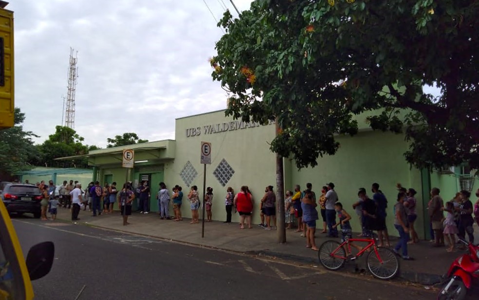 Pacientes encaram aglomeração e fila de 'dobrar quarteirão' em UBS ...