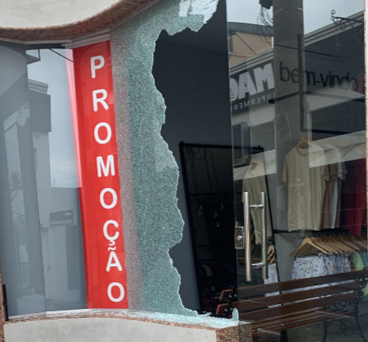 Criminosos quebram porta de vidro e furtam loja no Centro de Nova