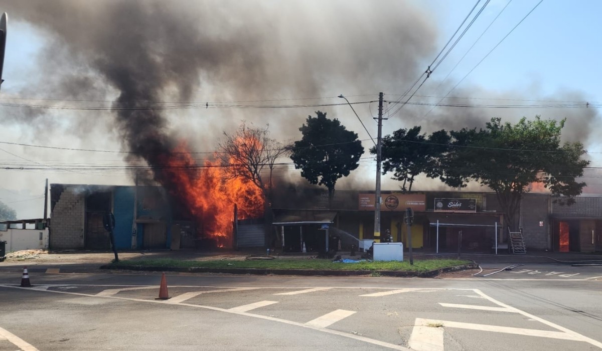 Incêndio em madeireira de Campinas expõe falta de alvarás em estabelecimentos​‌​