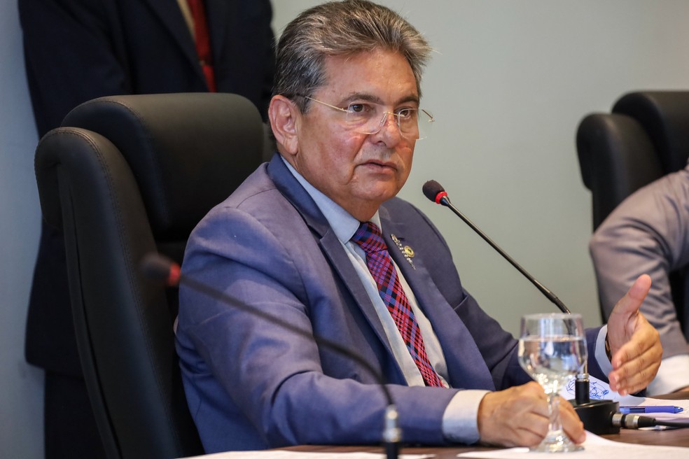 Adriano Galdino mira apoio de Lula, mas enfrenta contradição familiar em Brasília