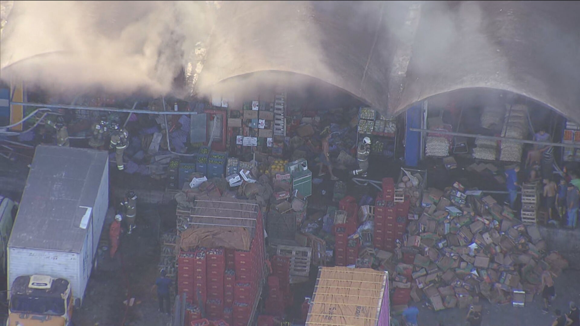 Incêndio atinge pavilhão da Ceasa, na Zona Norte do Rio