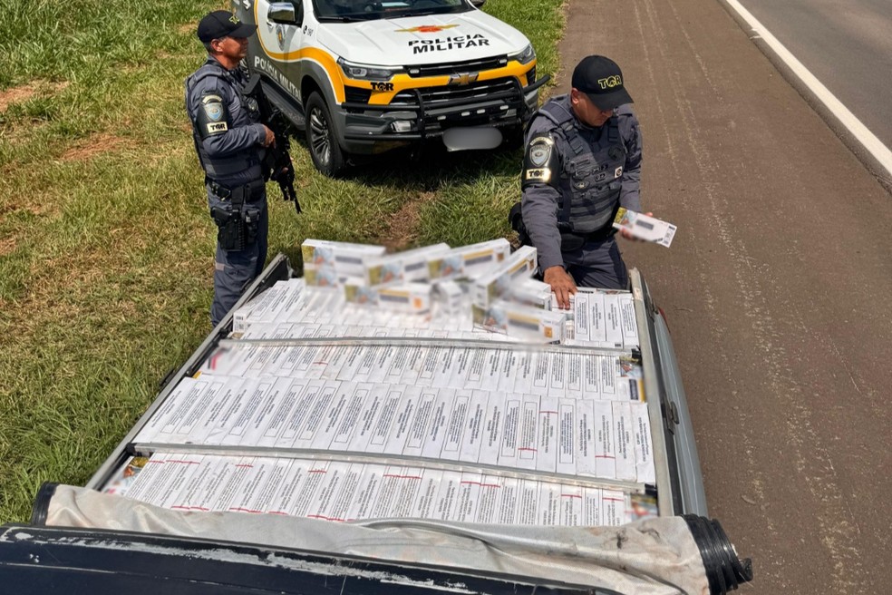 Motorista é preso ao dirigir caminhonete lotada de cigarros contrabandeados em Mirante do Paranapanema (SP) — Foto: Reprodução/Polícia Rodoviária