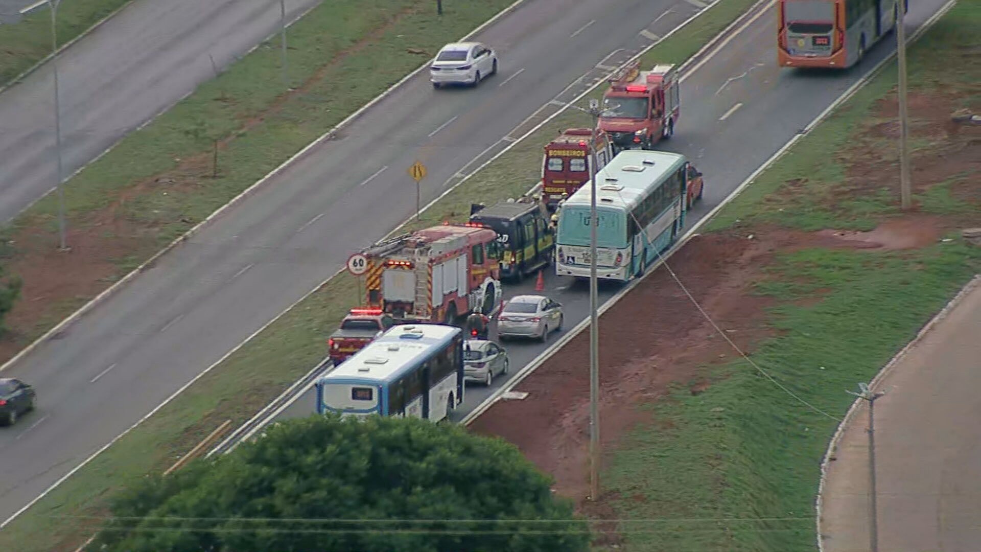Acidente causa congestionamento no Setor Policial Sul e EPTG, em Brasília
