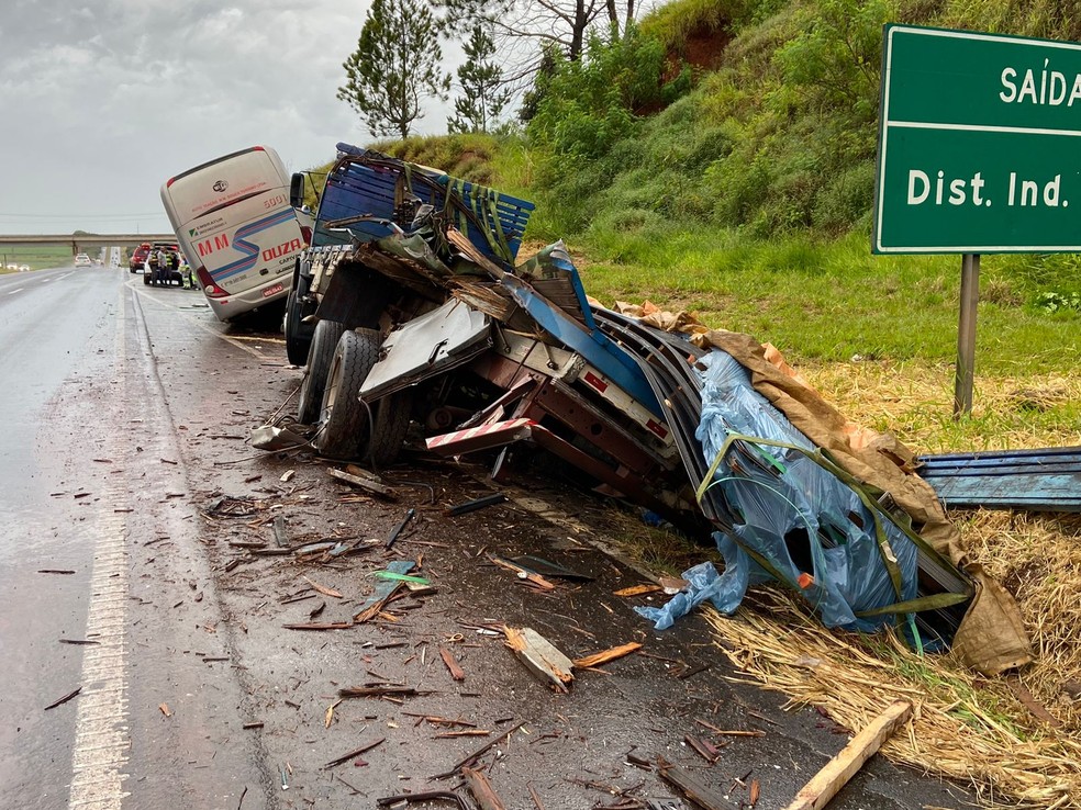 Caminhão ficou destruído após se envolver em acidente com ônibus em Piracicaba — Foto: Edijan Del Santo/EPTV