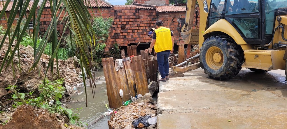 Secretaria de Infraestrutura realiza manutenção para conter a água após desabamento de casa em Fortaleza. — Foto: Fernanda Aires/ SVM