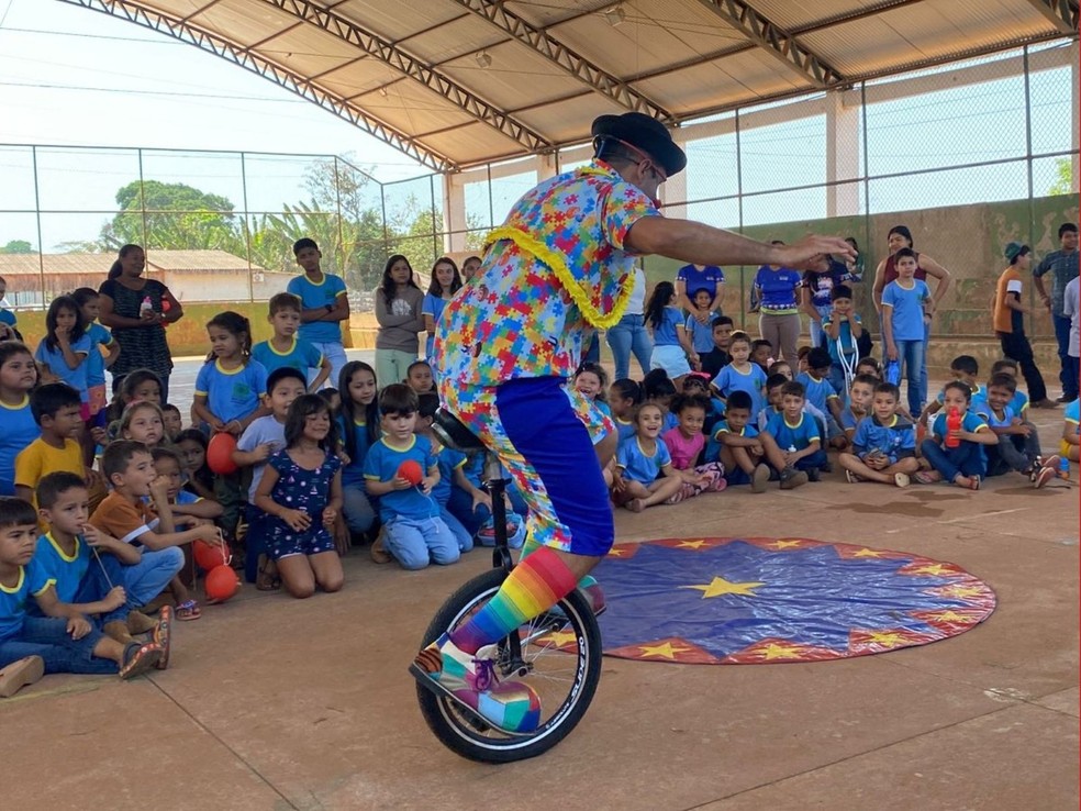 T&aacute;ssio Santos, de 37 anos, &eacute; professor, ele criou o Palha&ccedil;o Pipoca e h&aacute; mais de sete anos leva arte e humor a comunidades &mdash; Foto: Arquivo pessoal