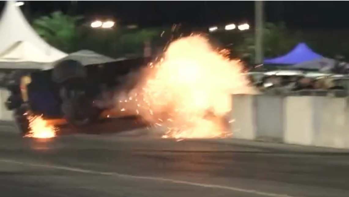 Piloto escapa ileso após colidir com muro durante arrancadão em Balneário Camboriú; VÍDEO