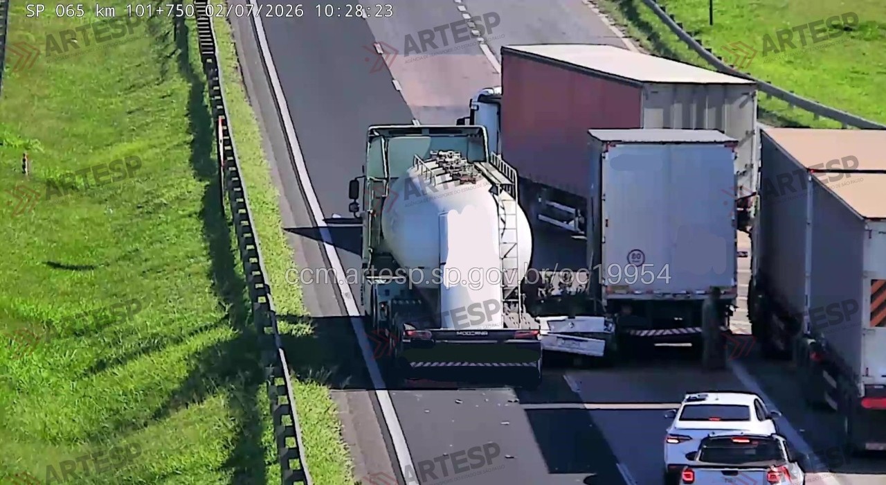 Carro fica prensado entre duas carretas e causa congestionamento em rodovia de Itatiba