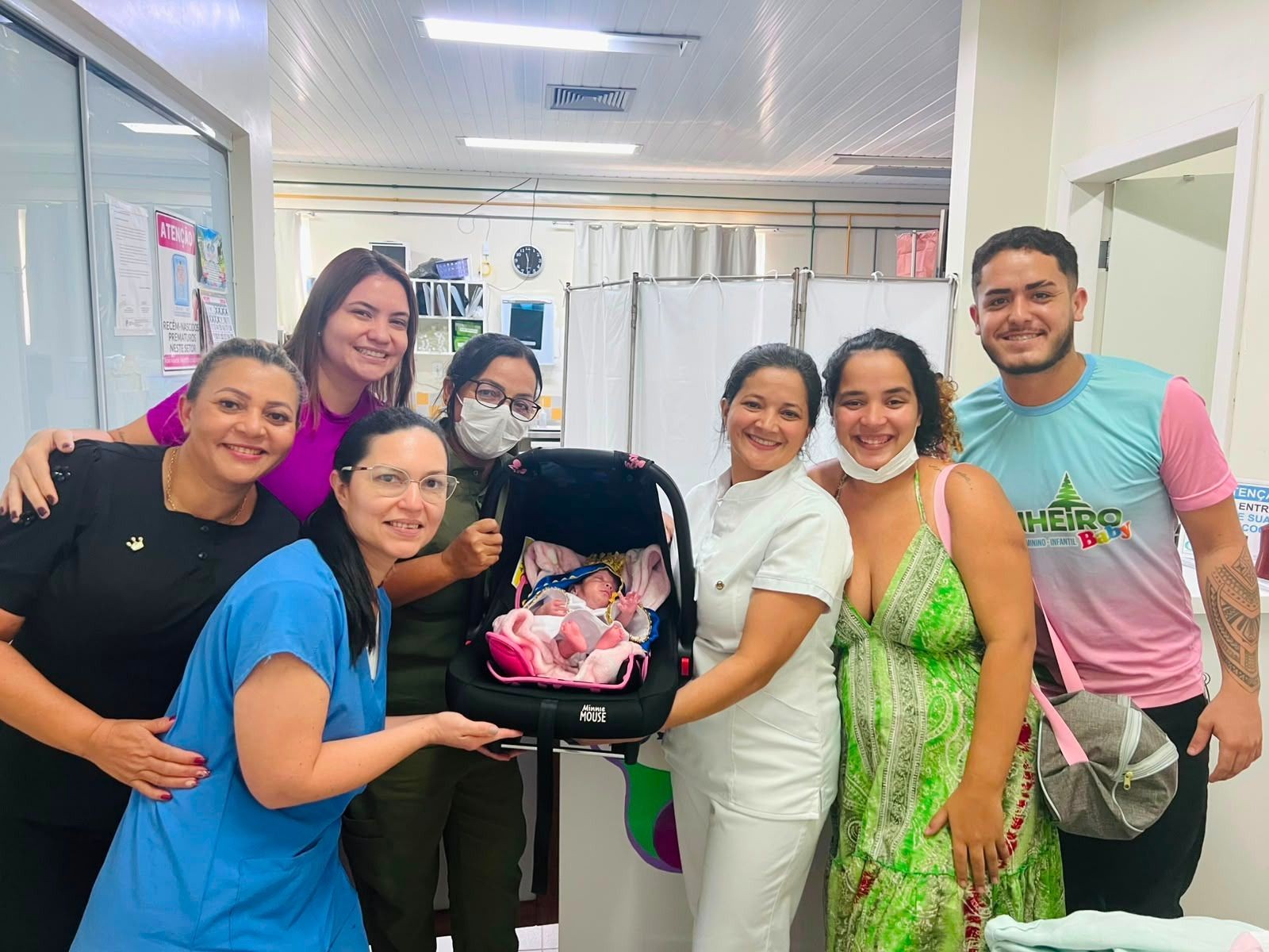 Bebê que nasceu com menos de 1 kg deixa hospital vestida de Nossa Senhora Aparecida no Acre