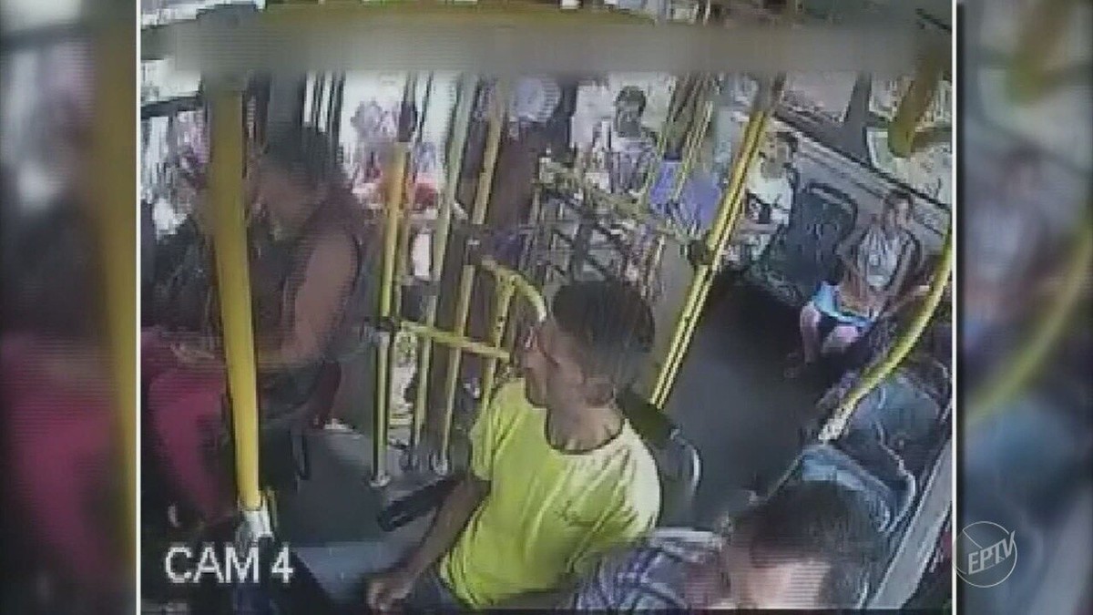 Imagens Mostram Passageiros Pulando Catraca De ônibus Para Não Pagar Em