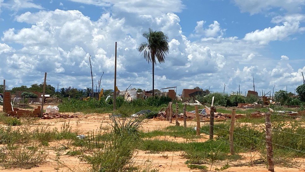 Casas construídas no Contorno Leste em Cuiabá são demolidas — Foto: TVCA