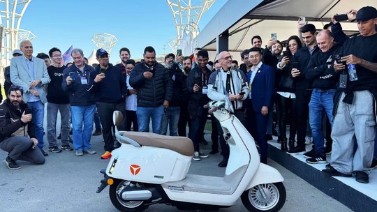 VÍDEO: chinesa Yadea mostra moto que anda sozinha em evento em SP - Marca chinesa estreia no Brasil com modelos entre R$ 13 mil e R$ 28 mil. Scooter autônoma, que ainda está em fase de testes, roubou a cena no Festival Interlagos.