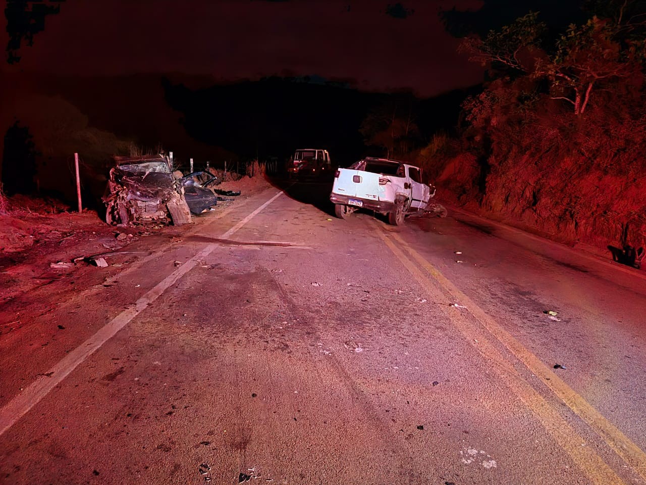 Mulher morre e duas pessoas ficam feridas em colisão entre caminhonetes na MGC-259, em Guanhães