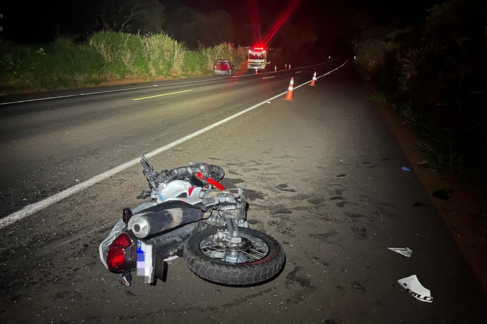 Motociclista bateu na traseira de um carro e não resistiu aos ferimentos — Foto: Polícia Rodoviária/Divulgação