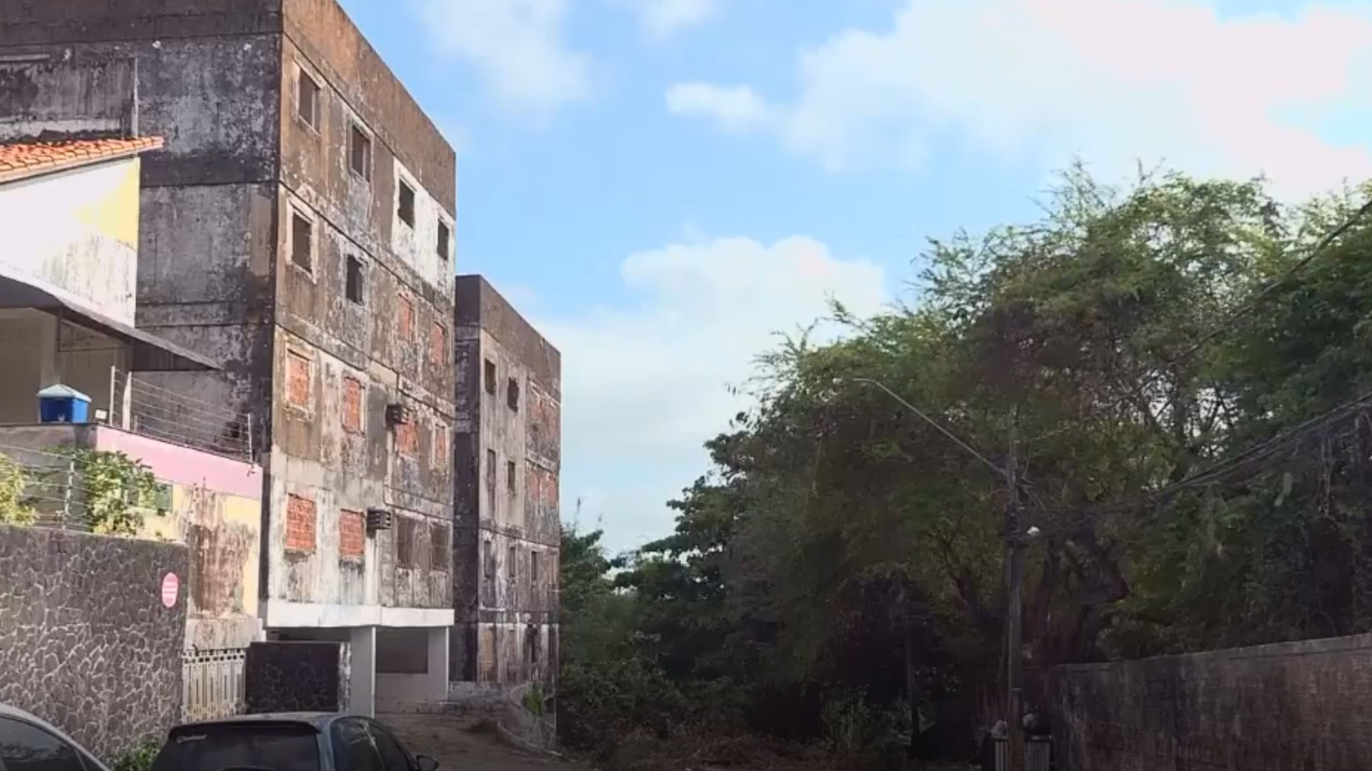 Prédio no bairro São Francisco está abandonado há mais de um ano e preocupa moradores da região