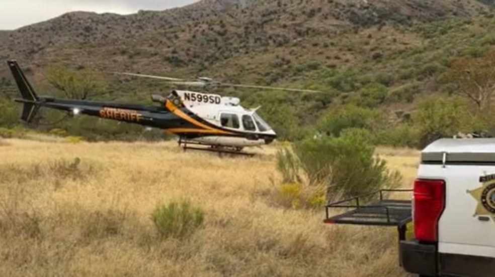 Agentes do condado de Pima resgataram os corpos com a ajuda de um helicóptero — Foto: VALENTINA OROPEZA / BBC NEWS MUNDO