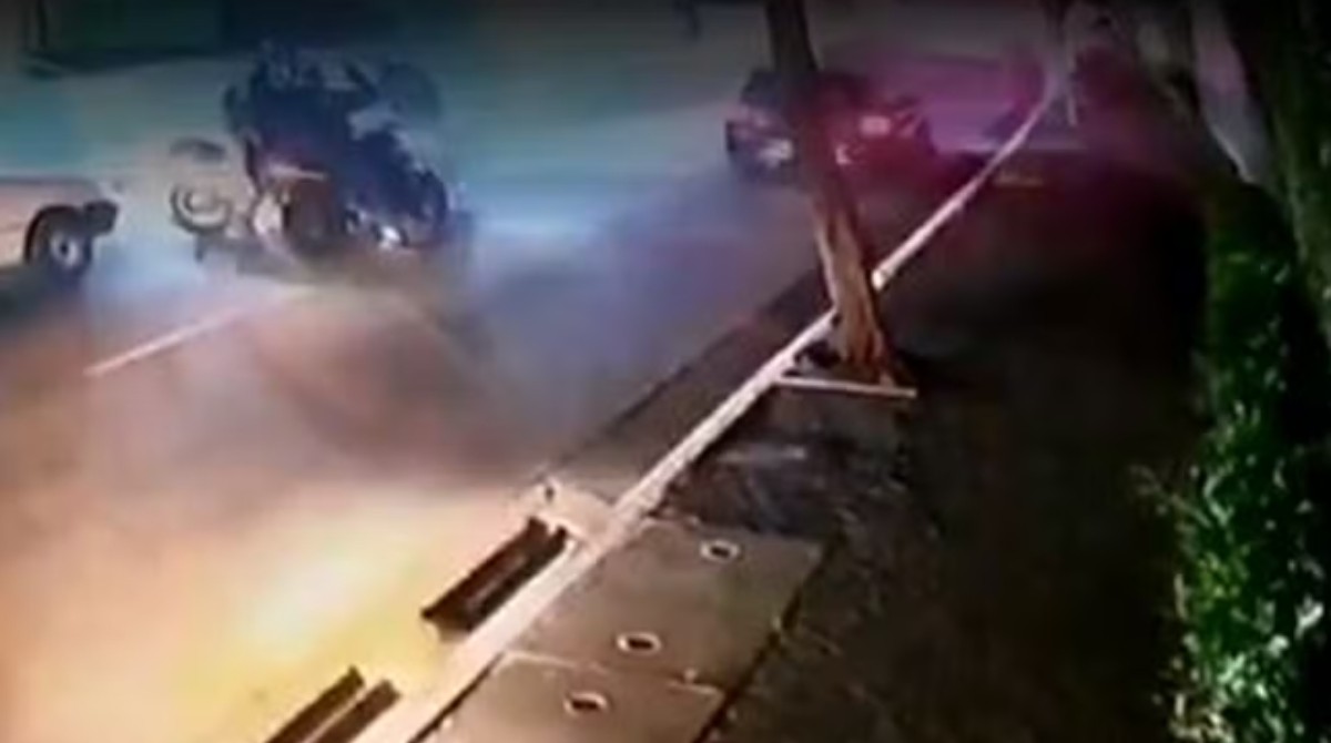 VÍDEO: Troca de tiros entre PM de folga e assaltantes no trânsito deixa suspeito morto em rua movimentada da Zona Sul de SP