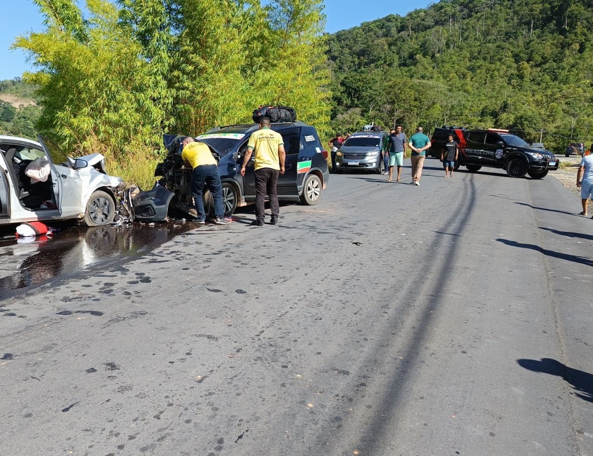 Homem e mulher morrem em acidente entre dois carros na BR-174 em Pacaraima, em Roraima