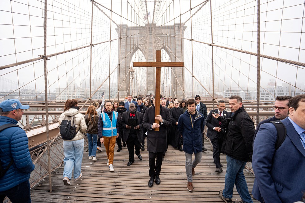 Fiéis participam da procissão sobre a ponte do Brooklyn, em Nova York — Foto: Angelina Katsanis/Reuters