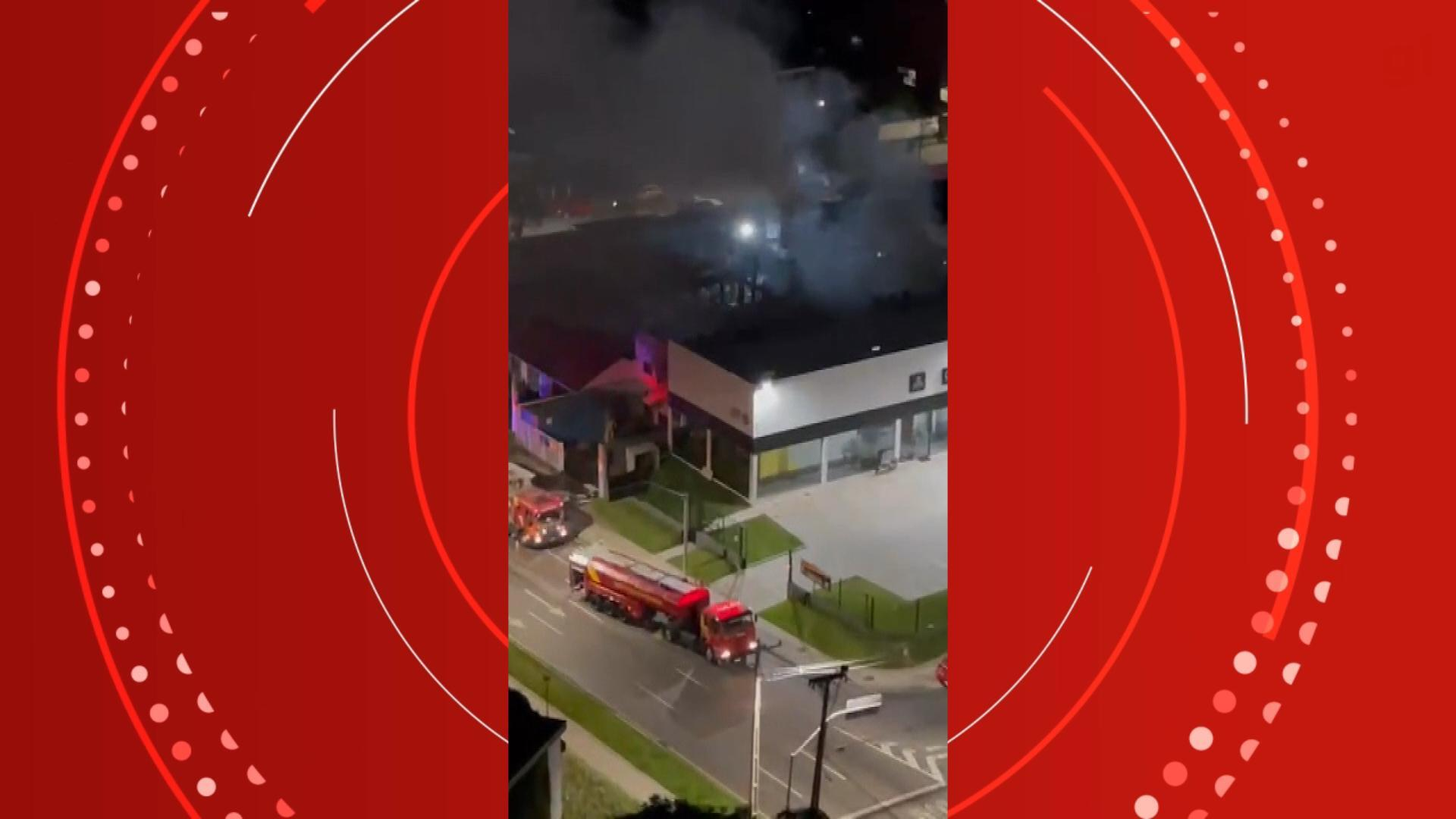 Incêndio atinge oficina mecânica e destrói pelo menos 15 veículos em Curitiba; VÍDEO