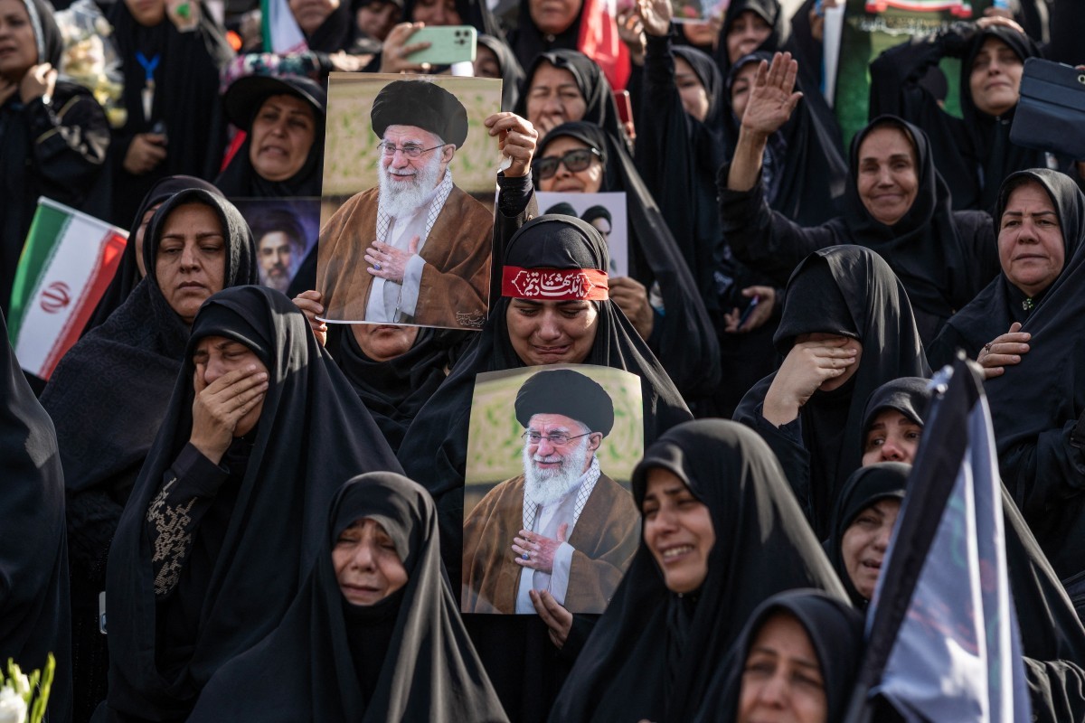 Funeral de Ali Khamenei: Milhares de fiéis vão às ruas no Irã exigindo vingança contra Trump