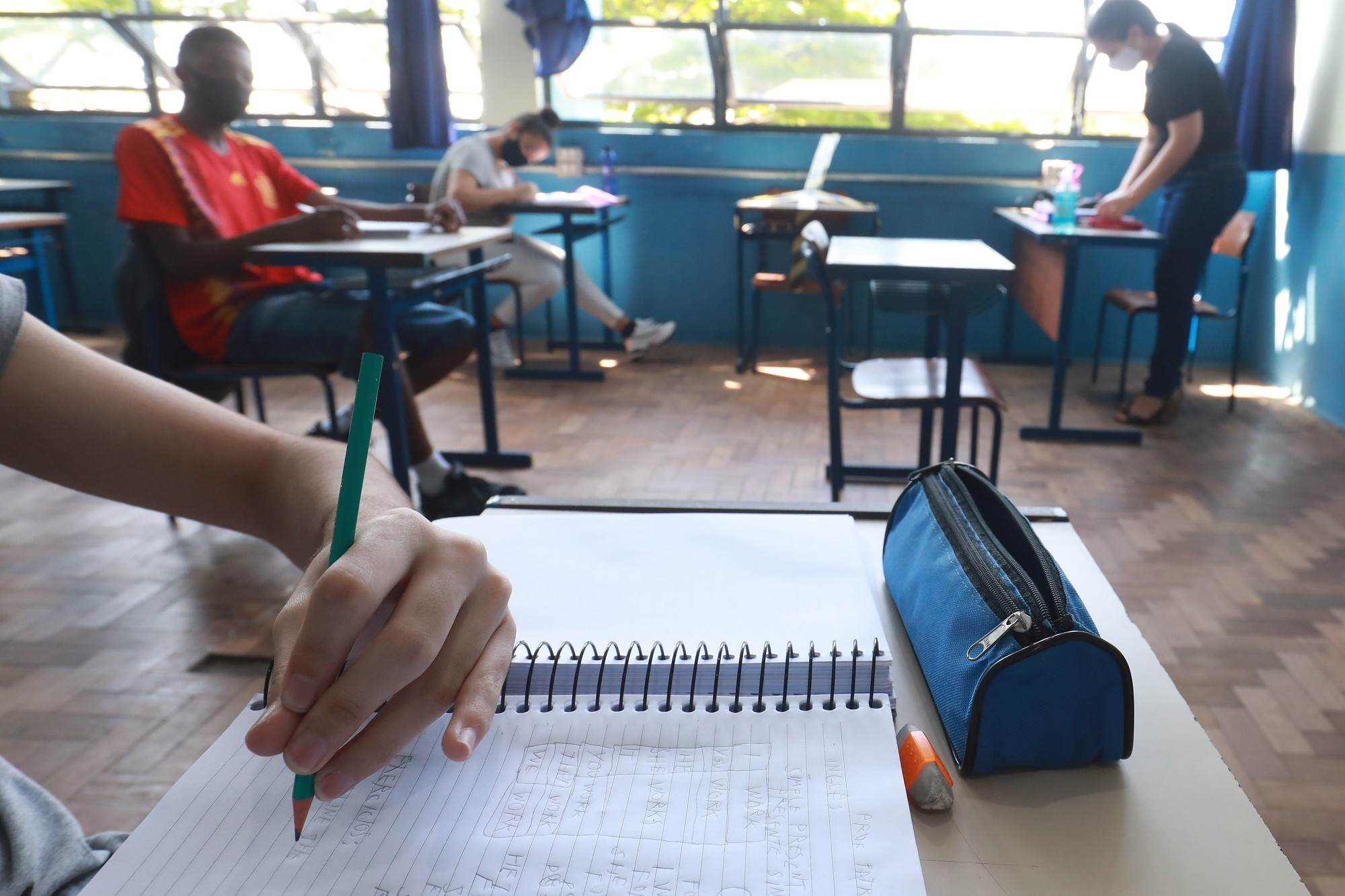 Professores estaduais terão 14º salário caso escolas atinjam metas de rendimento, anuncia governo do RS