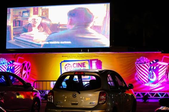 Gratuito e com 7 filmes em cartaz, cinema drive-in é atração em Bauru; confira a programação