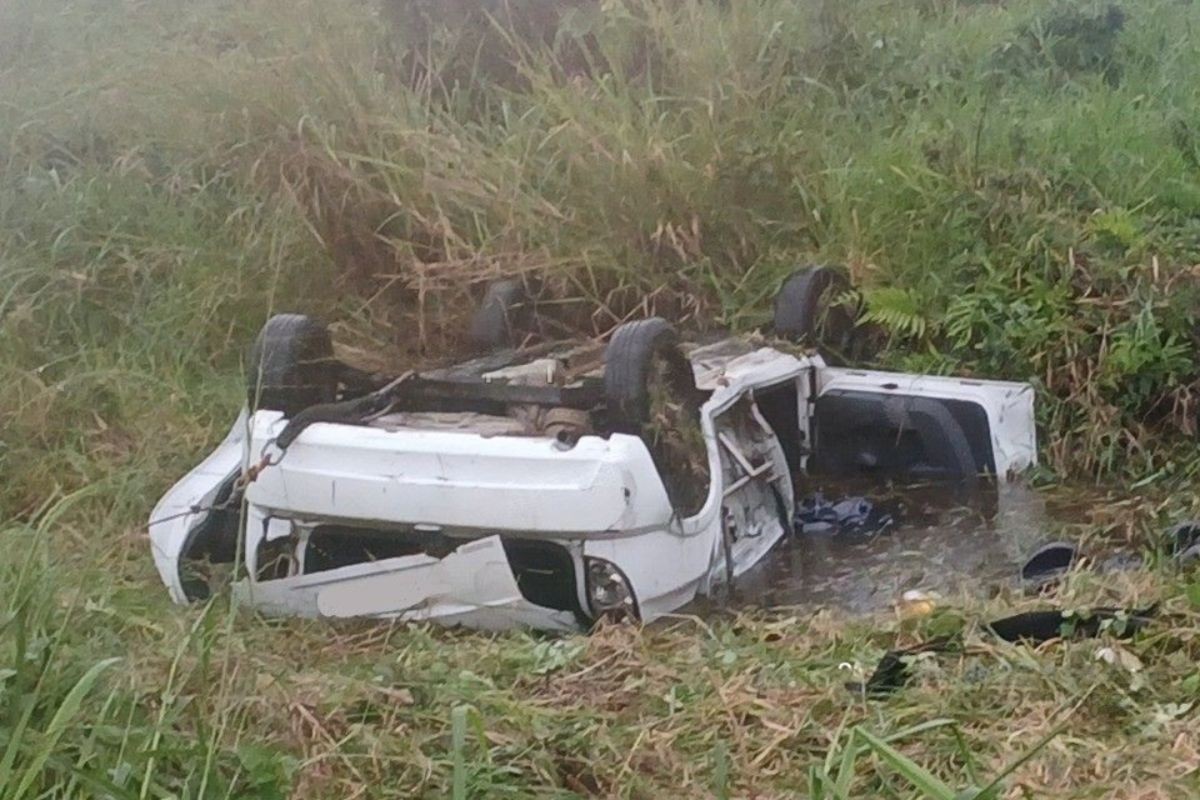 Passageiro morre após carro capotar na rodovia Rio-Santos, SP; acidente deixou outros 2 feridos