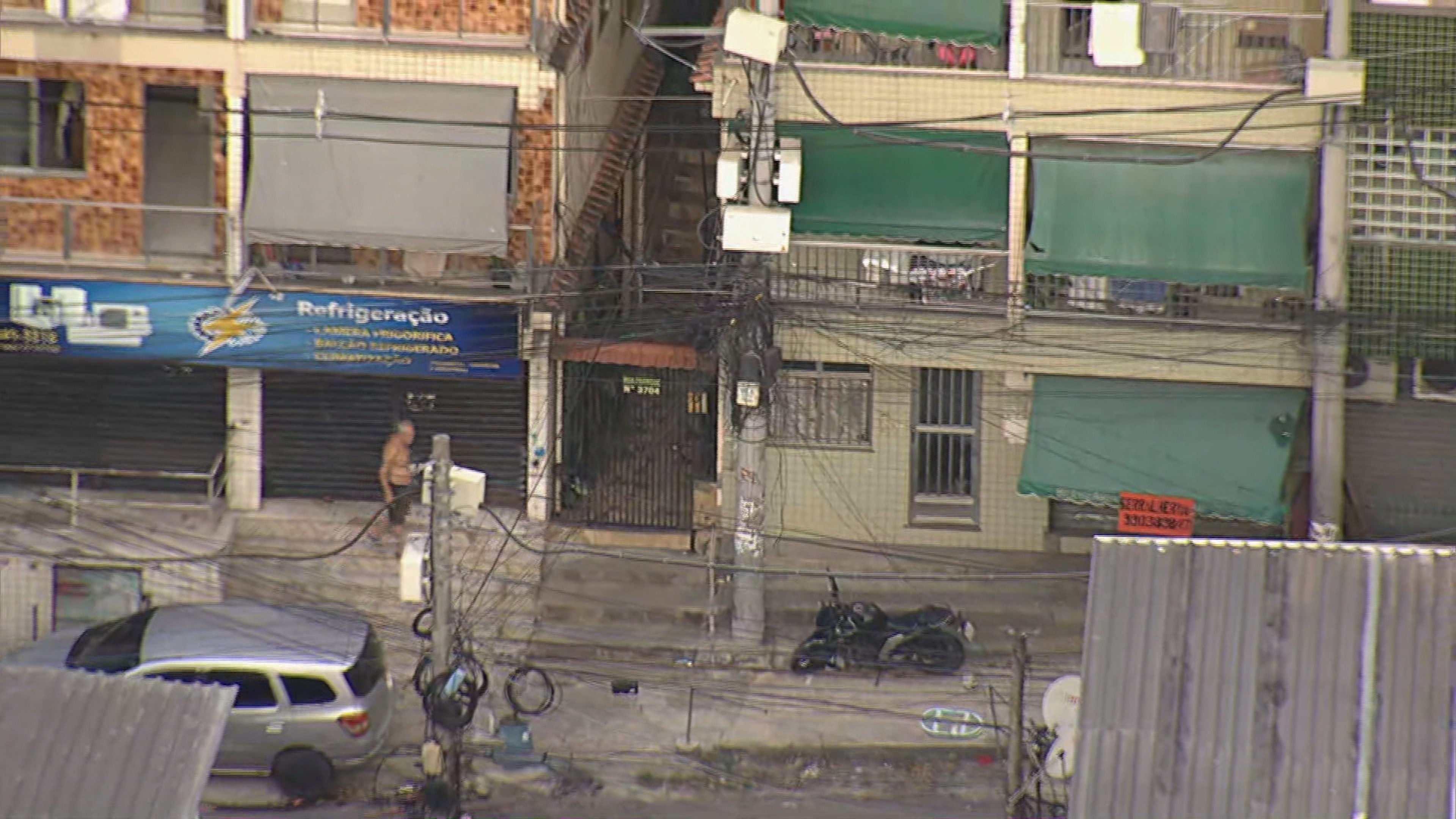 POLÍCIA CIVIL RETIRA PORTÕES INSALADOS PELA MILÍCIA DE RIO DAS PEDRAS PARA EXTORQUIR DINHEIRO DOS MORORORES | Rio de Janeiro