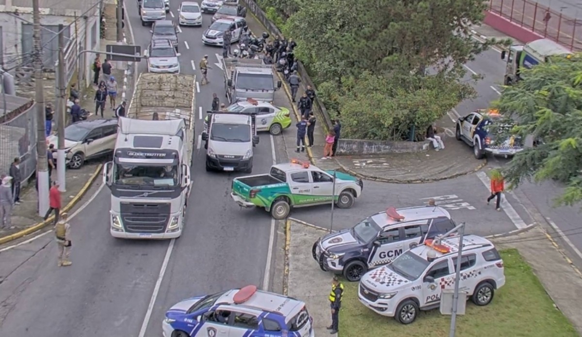 Carro furtado da Prefeitura de Guarulhos é encontrado em Mogi das Cruzes após perseguição
