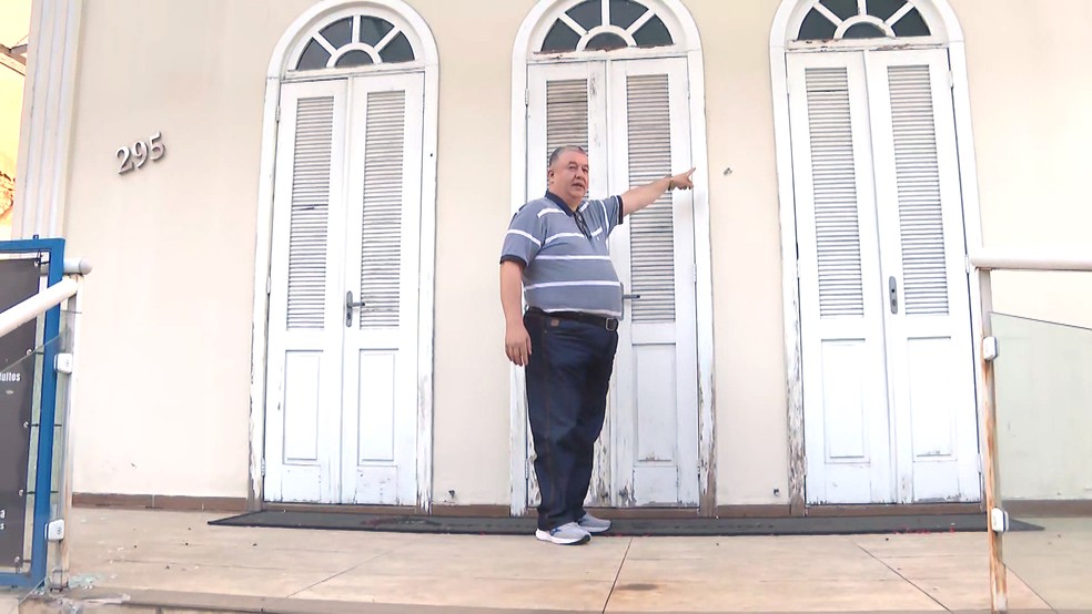 Fachada da Igreja Metodista com buracos de bala — Foto: Reprodução/TV Globo