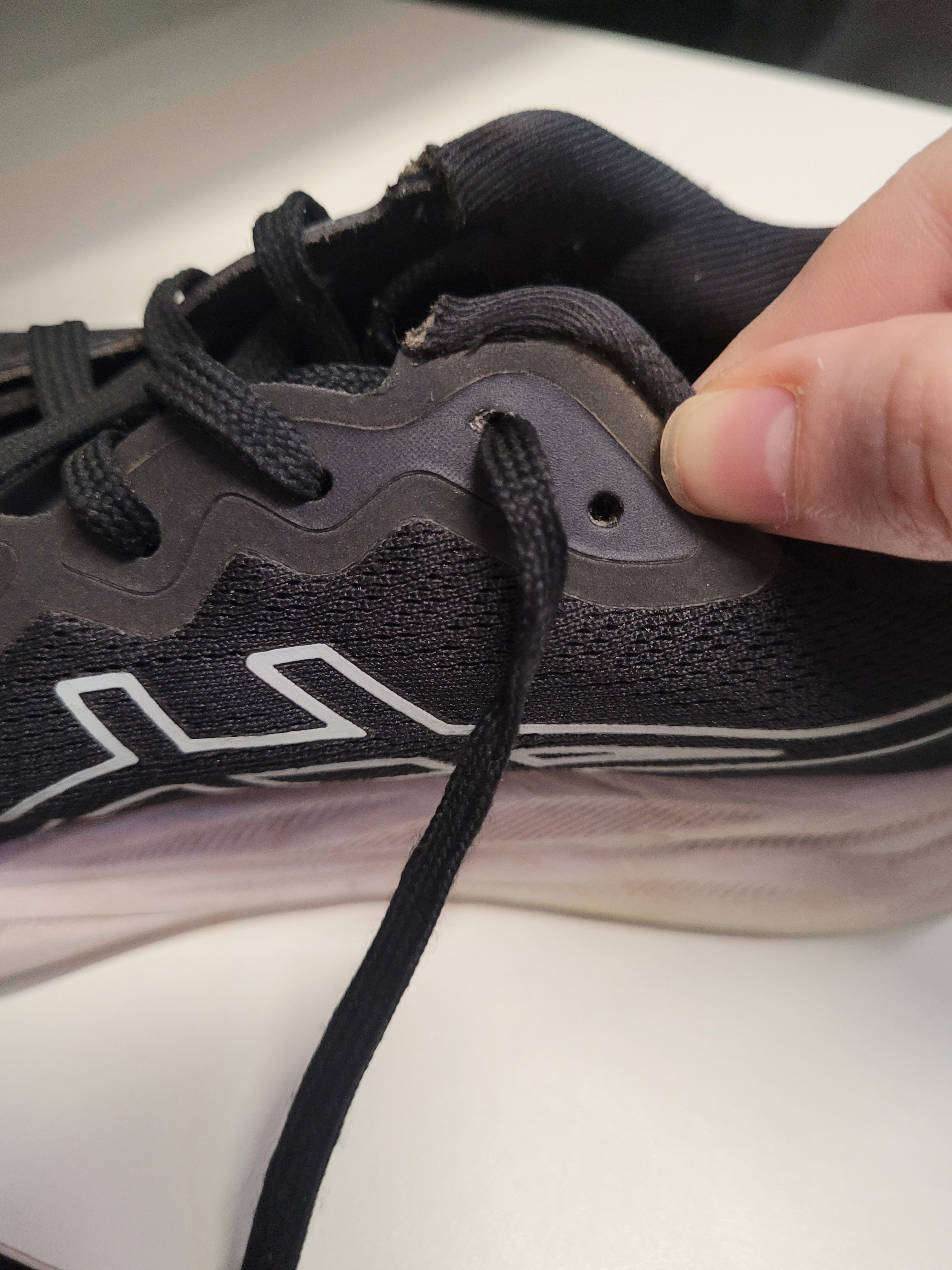 Tênis frouxo atrás ou com língua torta? Veja como arrumar usando a alça e o furo extra do cadarço