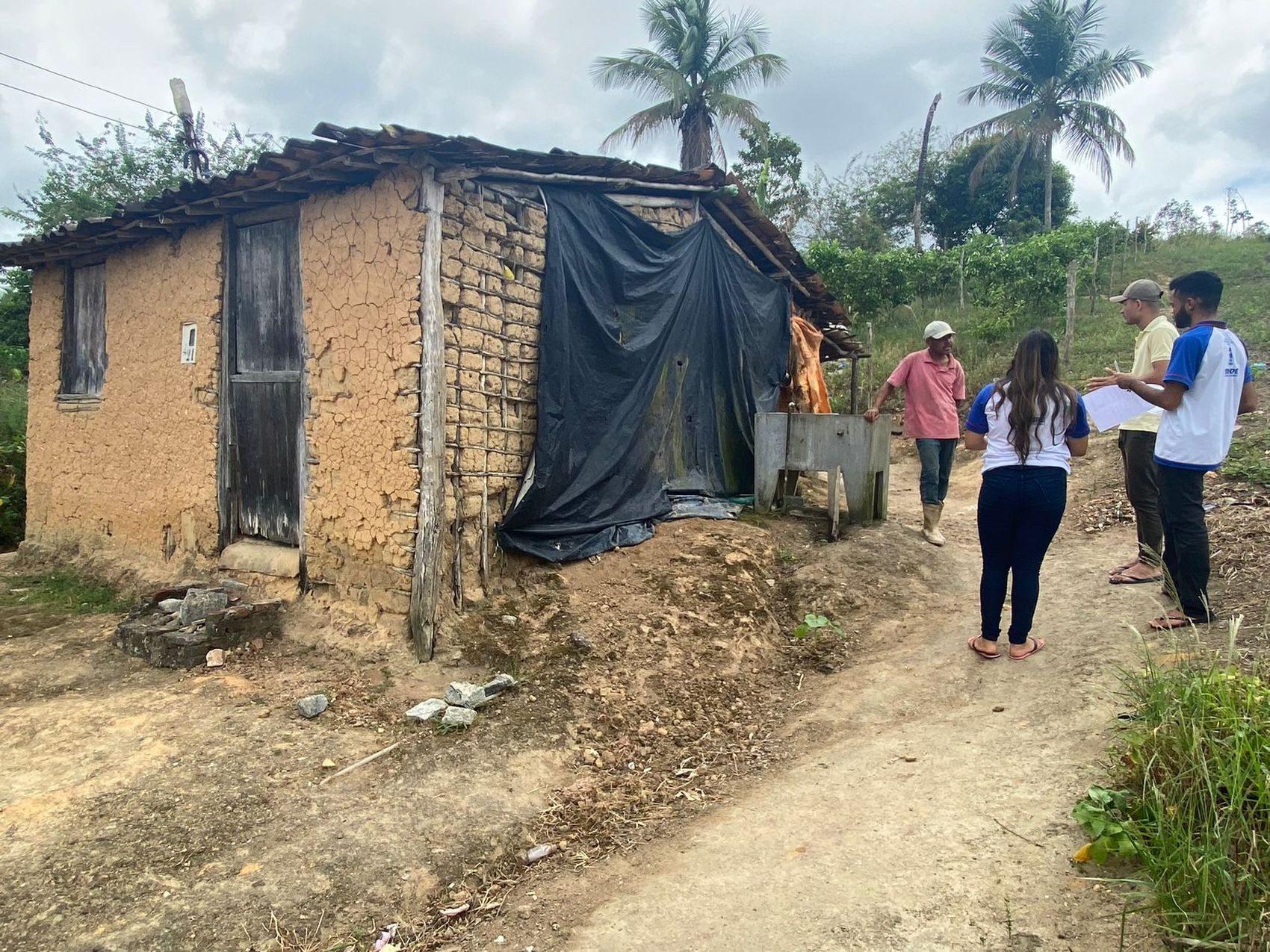 Estudantes transformam fibra de coco verde em tijolos e sonham em reconstruir casas de taipa no interior de SE
