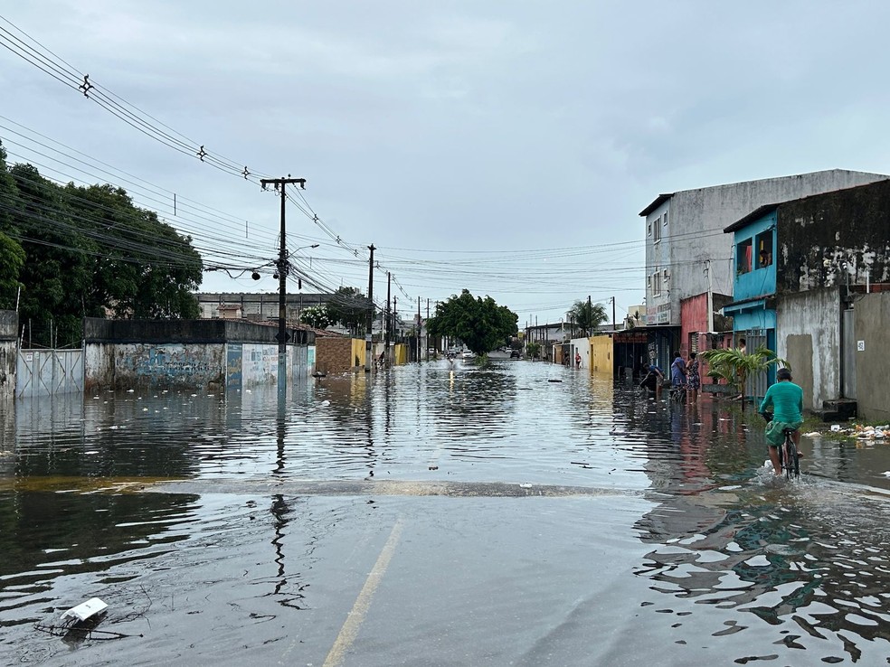 Avenida Interventor Mário Câmara, em Cidade da Esperança, na manhã desta sexta (14) — Foto: Lucas Cortez/Inter TV Cabugi