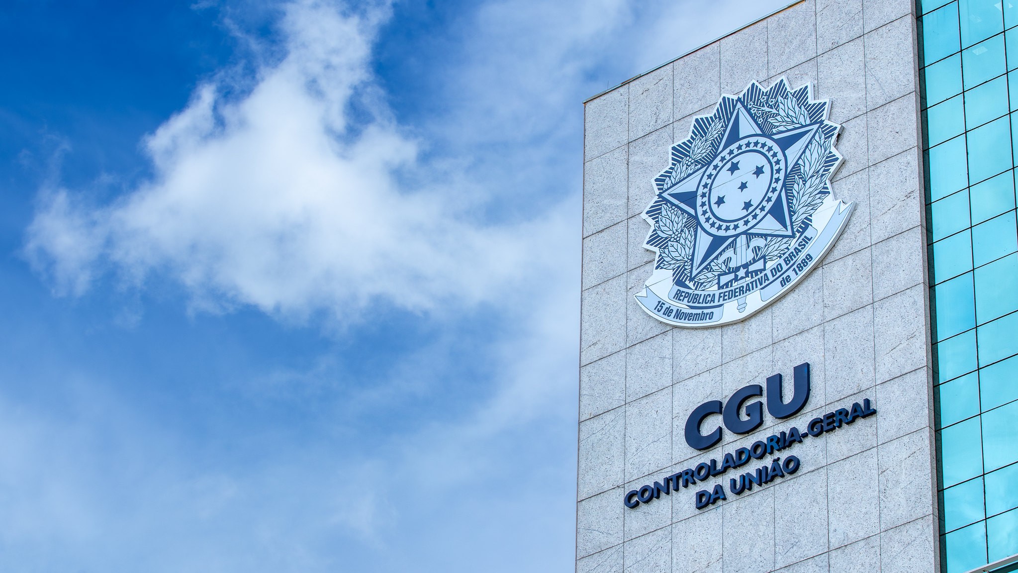 Após alerta da CGU, Ministério da Agricultura revê licitação para compra de escavadeiras e tratores; valor previsto cai quase R$ 1 bilhão