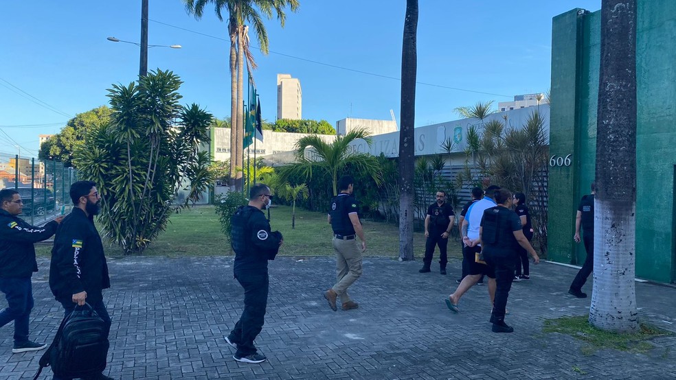 Golpistas que usavam dados de processos judiciais para lesar pessoas do Ceará e de outros estado são presos em Fortaleza. — Foto: Isaac Macêdo/ SVM